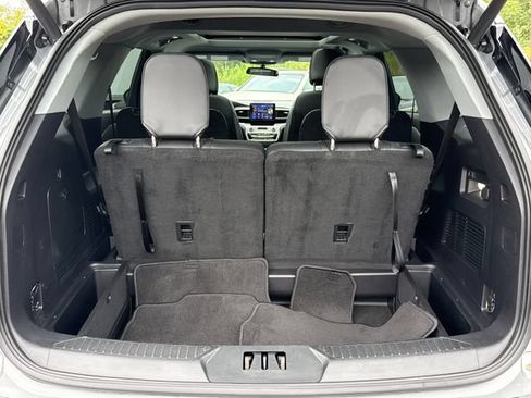 Used 2022 Ford Explorer XLT w/ Equipment Group 202A AWD/4WD image 14