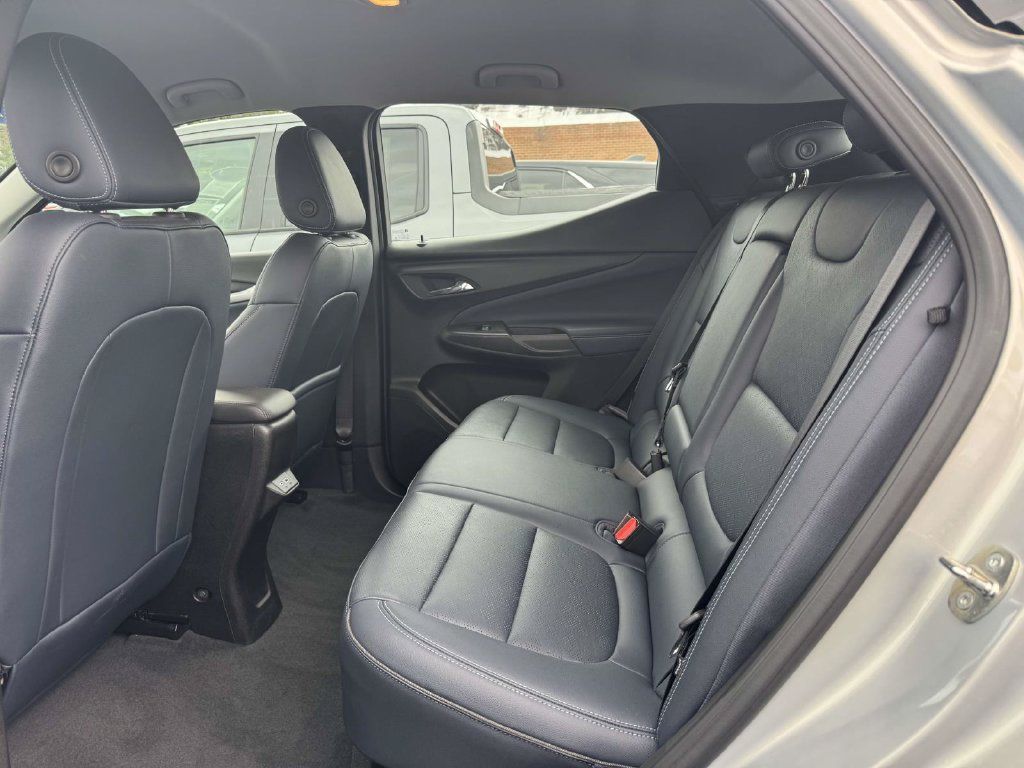 Used 2023 Chevrolet Bolt EUV LT w/ Convenience Package FWD image 11