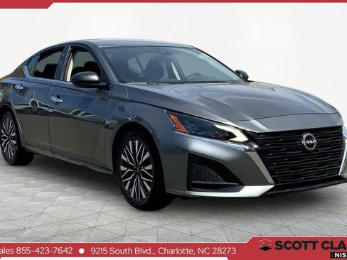 Used 2024 Nissan Altima 2.5 SV image 1