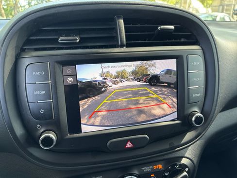 Used 2025 Kia Soul LX w/ LX Technology Package FWD image 21