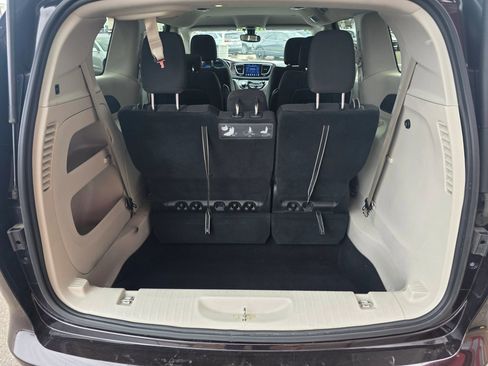 Used 2017 Chrysler Pacifica Touring image 6