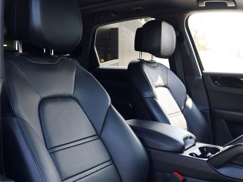 Certified 2023 Porsche Cayenne Platinum Edition image 23