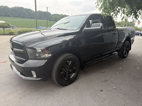 Used 2018 RAM 1500 Express w/ Black Ram 1500 Express Group AWD/4WD image 8