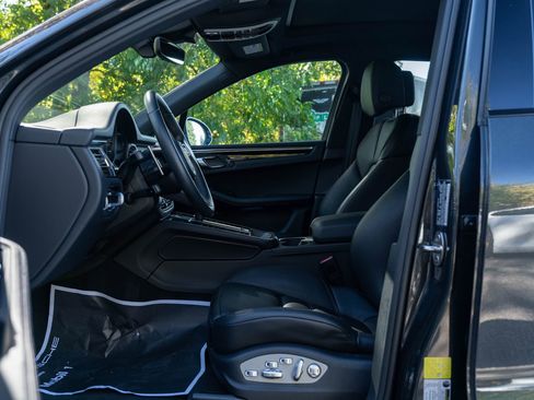Certified 2025 Porsche Macan image 24