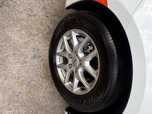 Used 2025 Chrysler Pacifica Select FWD image 9