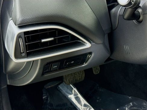 Used 2017 Jaguar XE Premium image 10