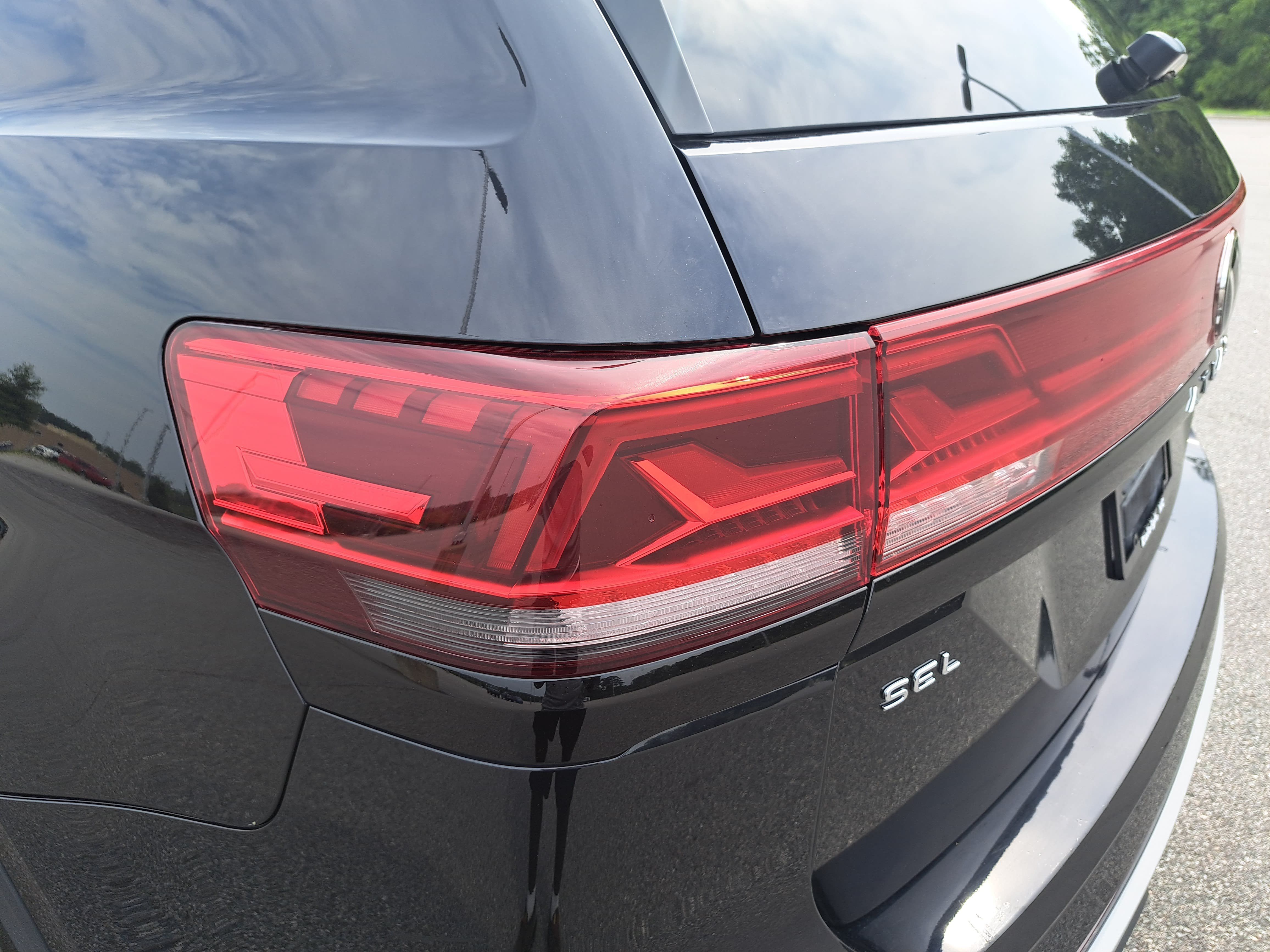 Used 2024 Volkswagen Atlas Peak Edition SEL AWD/4WD image 35