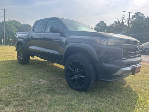 Used 2024 Chevrolet Colorado Trail Boss w/ Technology Package image 10
