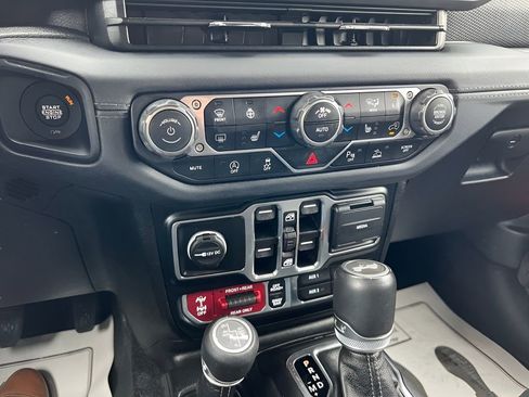 Used 2024 Jeep Wrangler Unlimited Rubicon AWD/4WD image 22