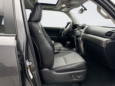 Used 2017 Toyota 4Runner SR5 Premium image 16