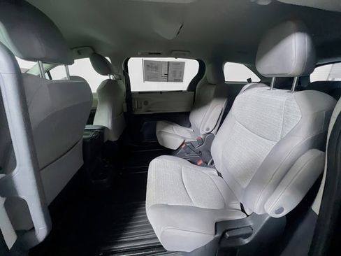 Used 2022 Toyota Sienna LE image 25