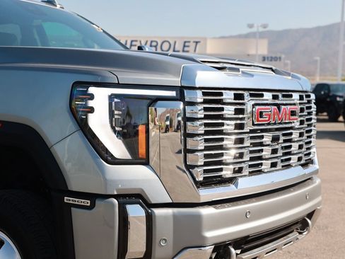 Used 2025 GMC Sierra 3500 Denali w/ Denali Reserve Package AWD/4WD image 9