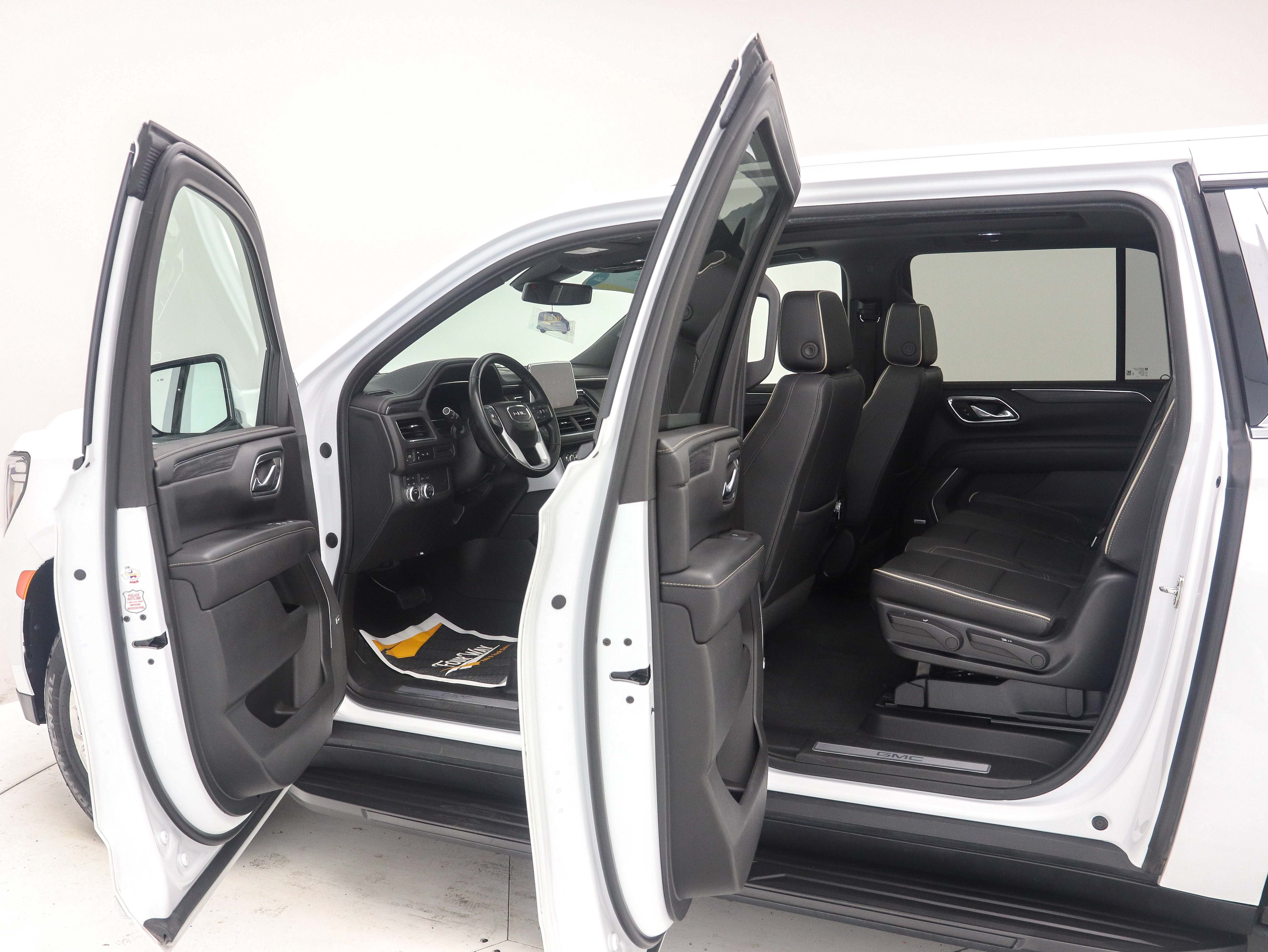 Used 2023 GMC Yukon XL SLT AWD/4WD image 11