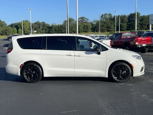 Certified 2024 Chrysler Pacifica Limited image 15