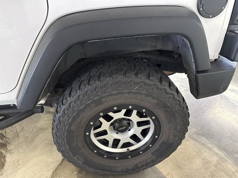 Used 2016 Jeep Wrangler Unlimited Rubicon w/ Connectivity Group AWD/4WD image 13