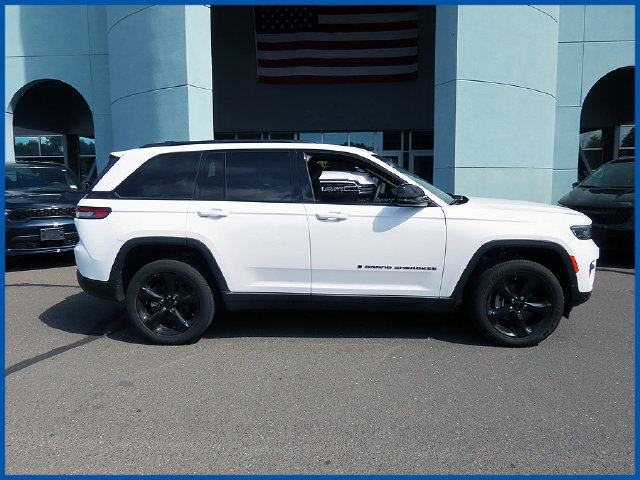 Used 2024 Jeep Grand Cherokee Altitude AWD/4WD image 2