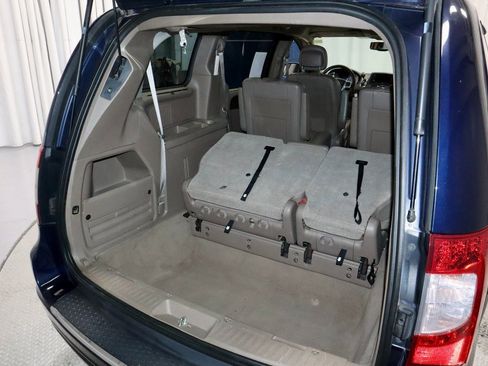 Used 2013 Chrysler Town & Country Touring-L image 15