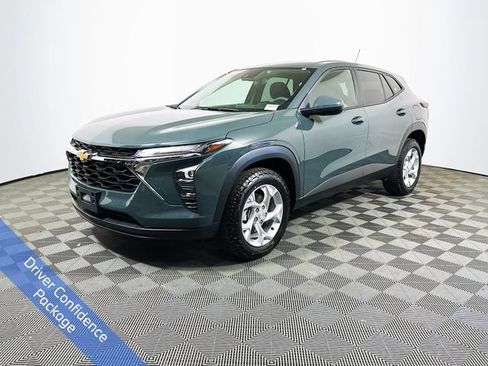 Used 2025 Chevrolet Trax LS w/ LS Convenience Package FWD image 4