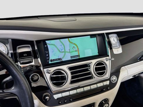 Used 2018 Rolls-Royce Dawn RWD image 18