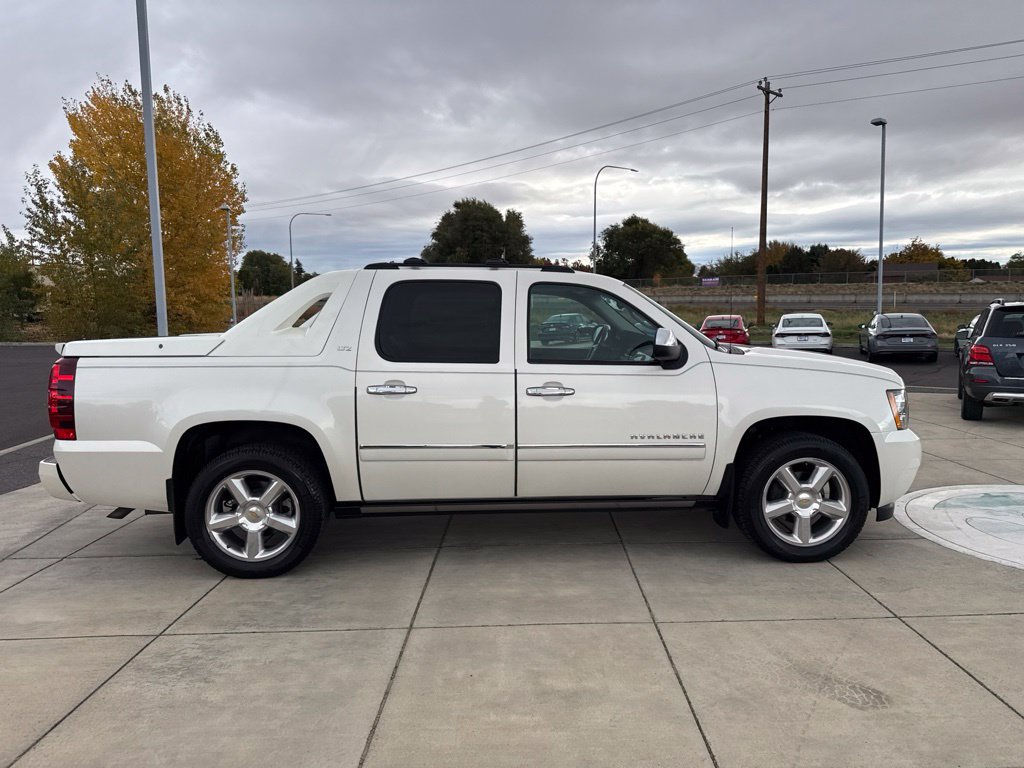 Used 2012 Chevrolet Avalanche LTZ AWD/4WD image 4