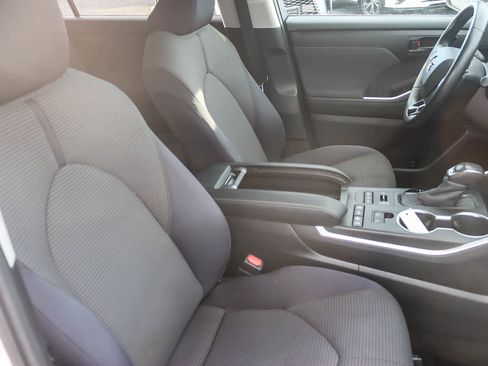 Used 2020 Toyota Highlander LE image 15