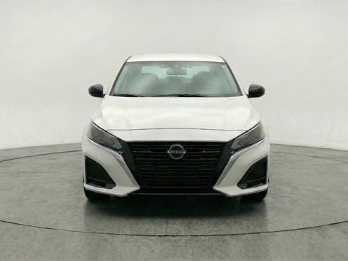 Used 2025 Nissan Altima 2.5 SV FWD image 2