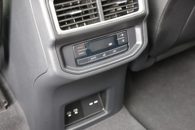 Used 2025 Volkswagen Atlas Peak Edition SE AWD/4WD image 19