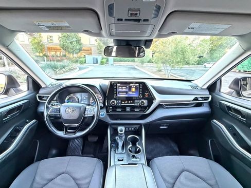 Used 2021 Toyota Highlander LE image 18