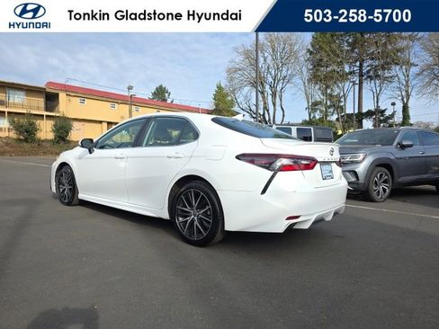 Used 2021 Toyota Camry SE w/ Cold Weather Package image 7