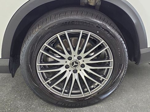 Used 2025 Mercedes-Benz GLC 300 4MATIC image 32