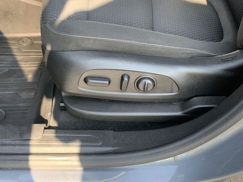 Used 2021 GMC Acadia SLE w/ Driver Convenience Package FWD image 21