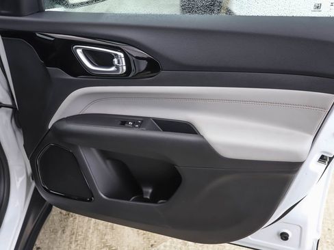 Used 2024 Jeep Compass Limited image 29