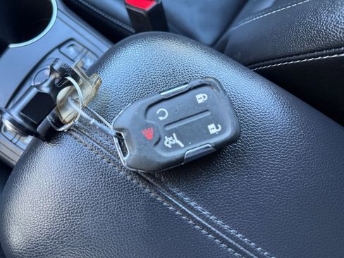 Used 2024 GMC Terrain SLT image 27