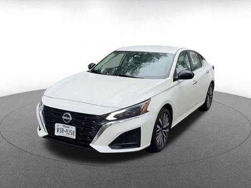 Used 2025 Nissan Altima 2.5 SV FWD image 7