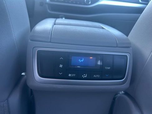 Used 2018 Toyota Highlander XLE AWD/4WD image 18