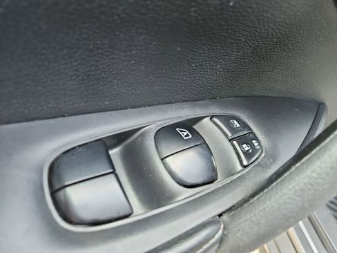 Used 2018 Nissan Rogue SV image 22