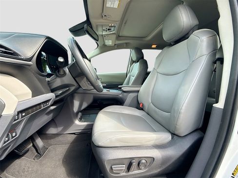 Used 2022 Toyota Sienna XLE image 22