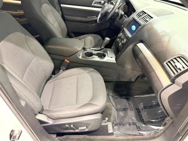 Used 2017 Ford Explorer XLT w/ Equipment Group 201A AWD/4WD image 30