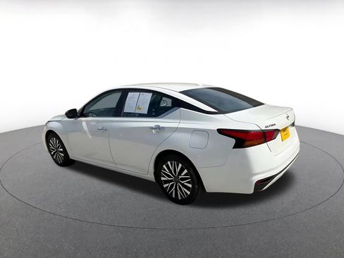 Used 2025 Nissan Altima 2.5 SV FWD image 10