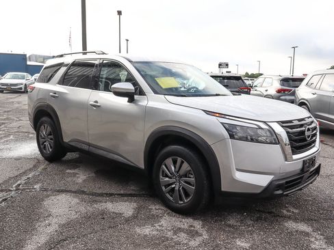 Used 2025 Nissan Pathfinder SV FWD image 3