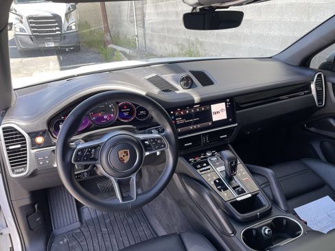 Used 2022 Porsche Cayenne AWD/4WD image 13