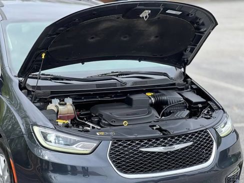 Used 2021 Chrysler Pacifica Touring-L FWD image 40