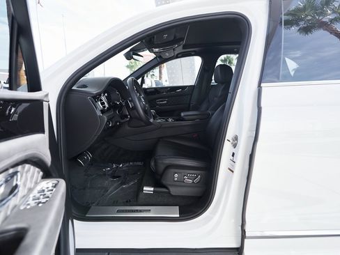 Used 2022 Bentley Bentayga image 18