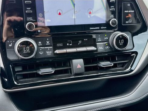 Used 2022 Toyota Highlander XLE FWD image 36