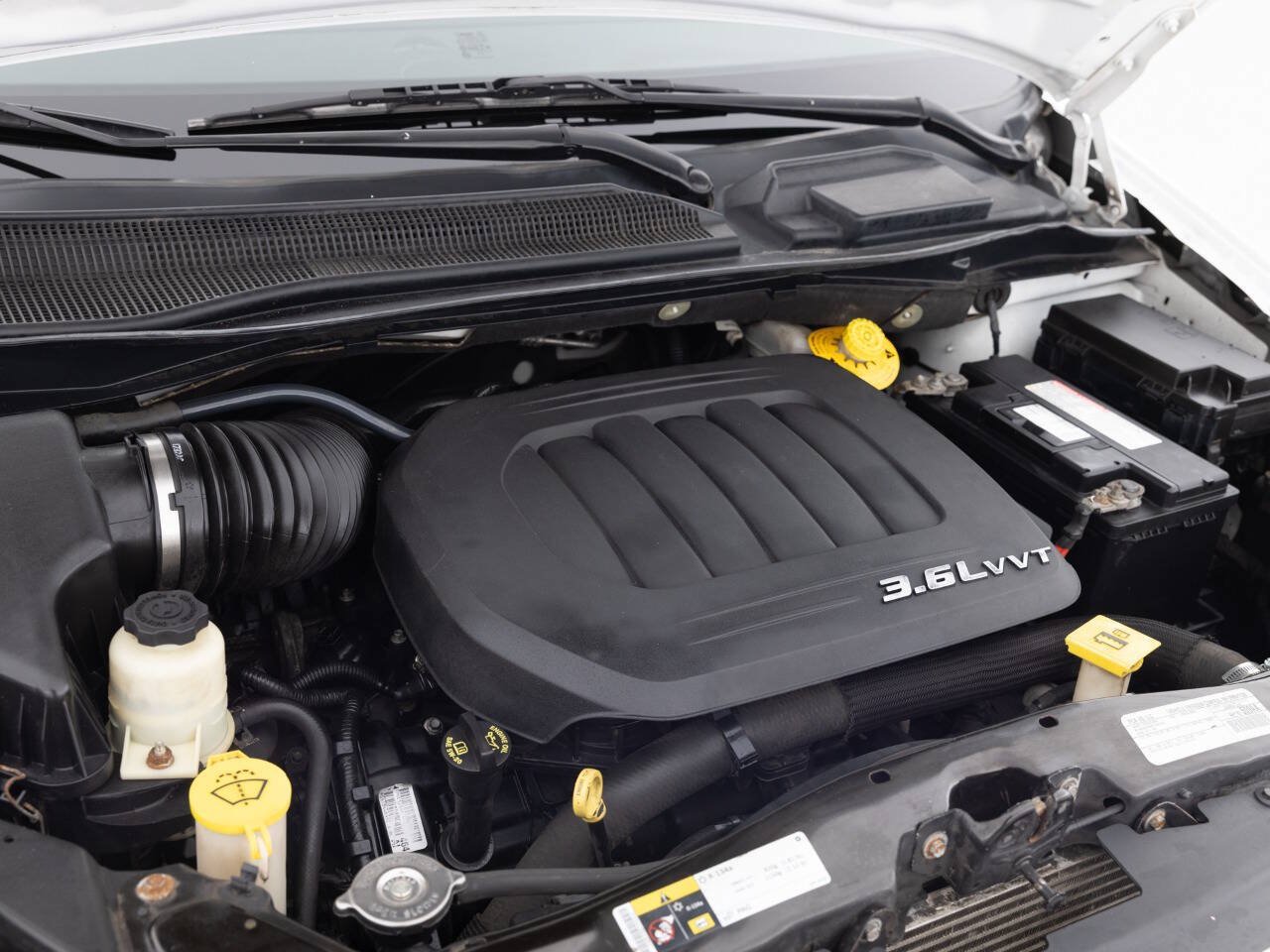 Used 2016 Chrysler Town & Country Touring FWD image 38