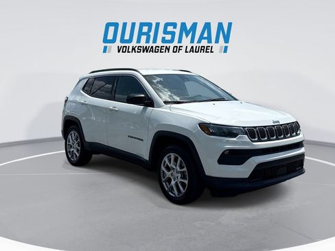Used 2023 Jeep Compass Latitude AWD/4WD image 2