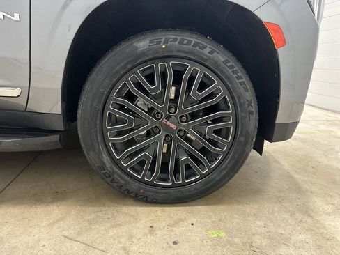 Used 2021 GMC Yukon SLT w/ SLT Luxury Plus Package image 13