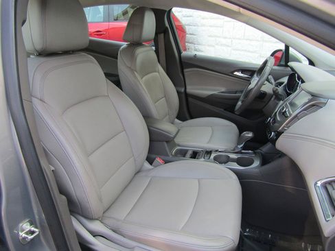 Used 2017 Chevrolet Cruze Premier w/ Enhanced Convenience Package FWD image 11