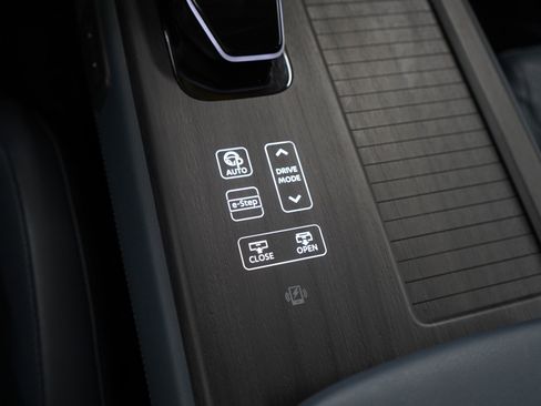 Used 2023 Nissan Ariya image 25