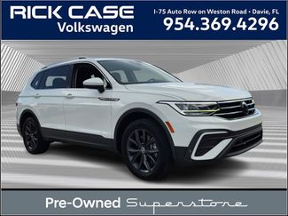 Certified 2022 Volkswagen Tiguan SE w/ Panoramic Sunroof Package image 1